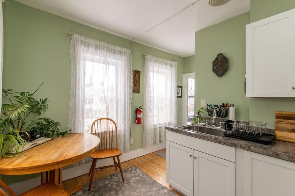 Centrally Located With Lake Views 伯灵顿 外观 照片