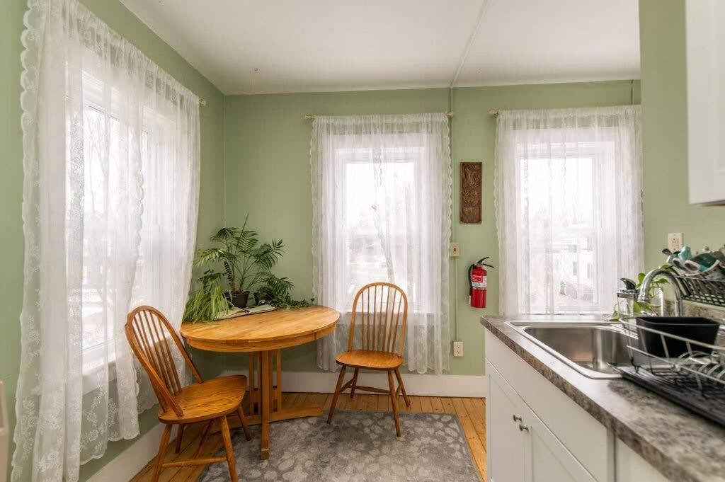 Centrally Located With Lake Views 伯灵顿 外观 照片