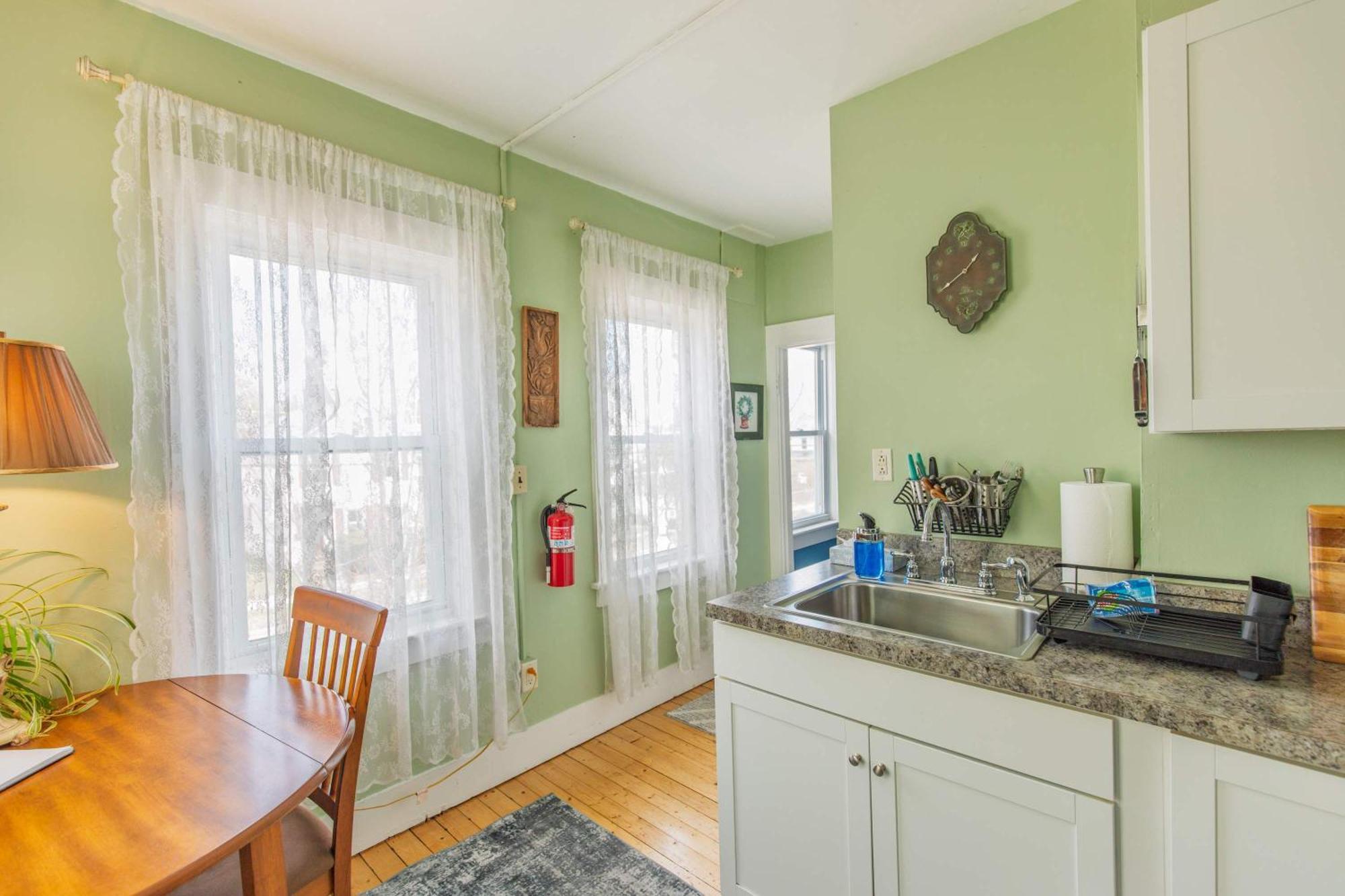 Centrally Located With Lake Views 伯灵顿 外观 照片